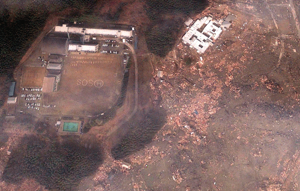 Comparativa de una vista aérea en Minami Sanriku antes y después del Tsunami de Japón el 11 de Marzo de 2011