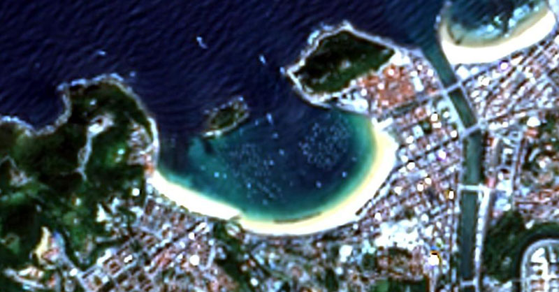 Playas nudistas a vista de imagen aérea de Landsat